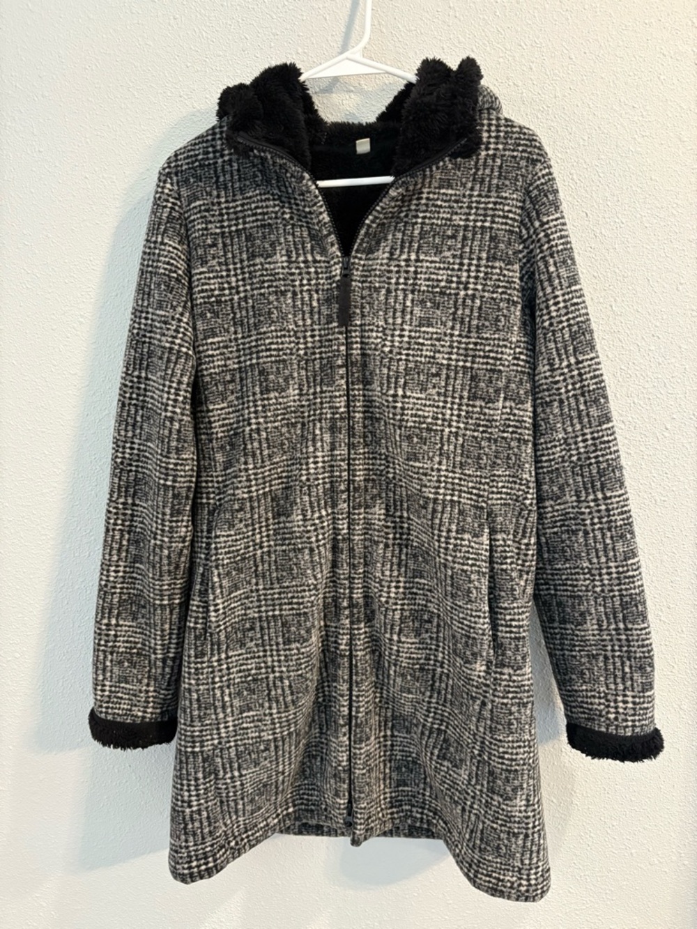 Uniqlo Coat / Jacket Women’s Black & Gray Plaid Faux-Sherpa (size M)